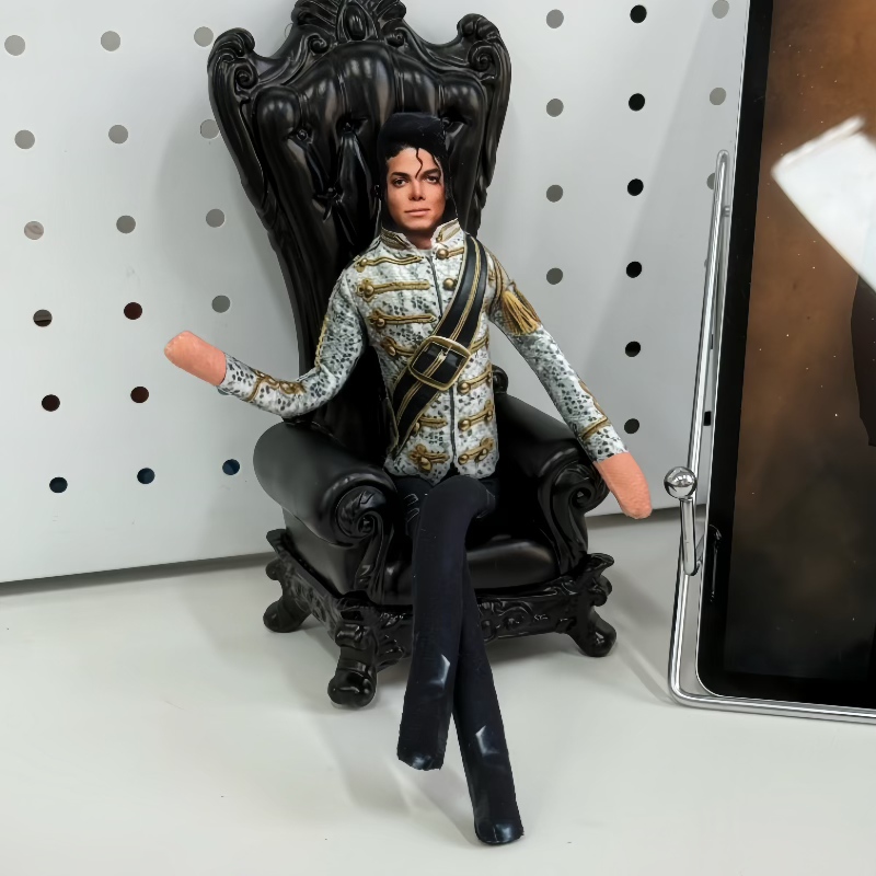 Boneco de Pelúcia Articulado M - Dolls avaliação e preço